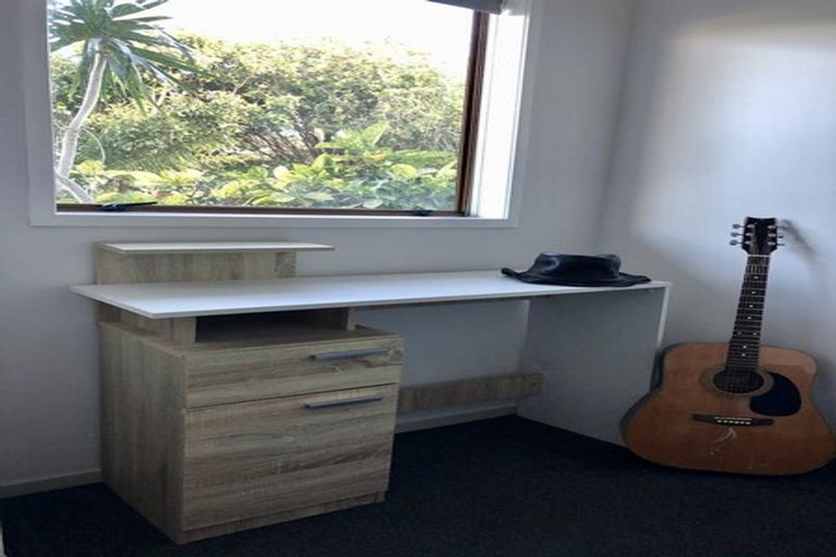 Photo of property in 3/27 Rangitoto Terrace, Milford, Auckland, 0620