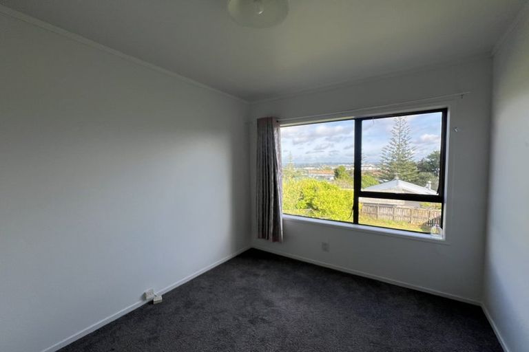 Photo of property in 1/260 Sunset Road, Windsor Park, Auckland, 0632