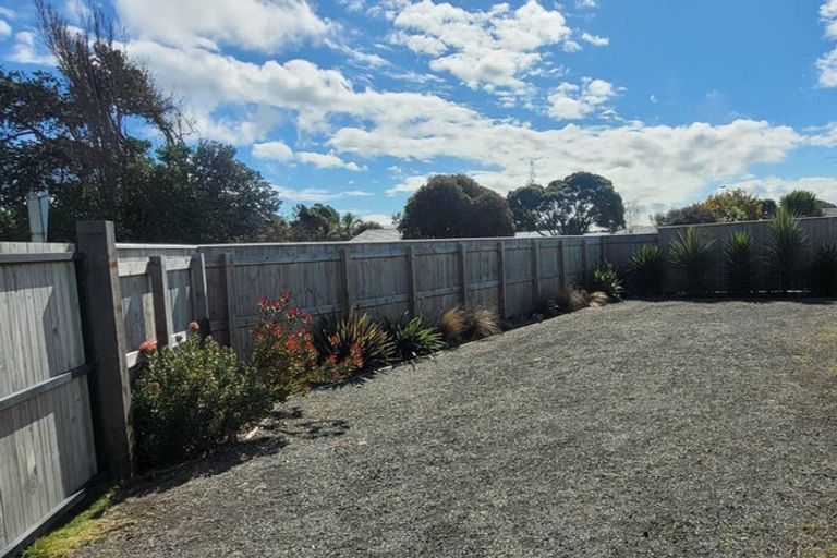 Photo of property in 2 Goldie Place, Waikanae Beach, Waikanae, 5036