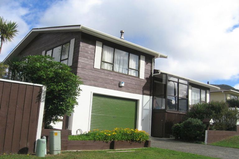 Photo of property in 11 Fiona Grove, Karori, Wellington, 6012