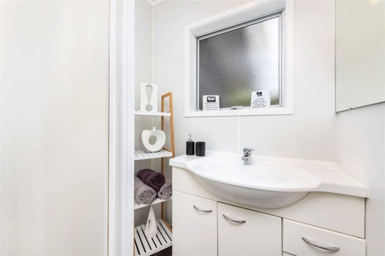 Photo of property in 2/25 Lucinda Place, Glen Eden, Auckland, 0602