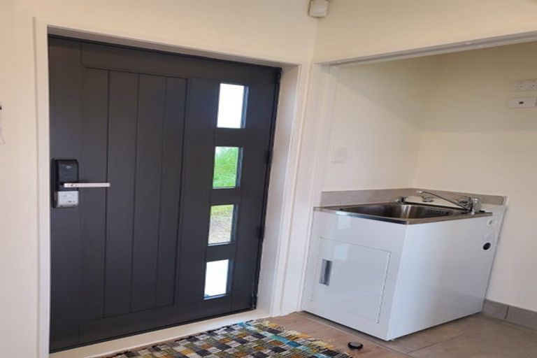 Photo of property in 36 Barbados Drive, Unsworth Heights, Auckland, 0632