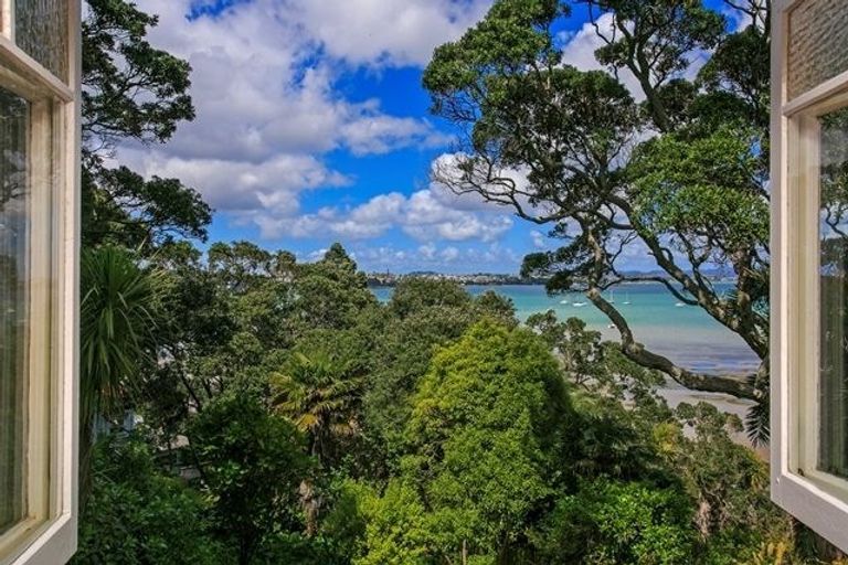 Photo of property in 118 Queen Street, Northcote Point, Auckland, 0627