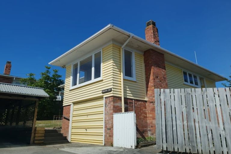 Photo of property in 2/9 Lex Avenue, Green Bay, Auckland, 0604