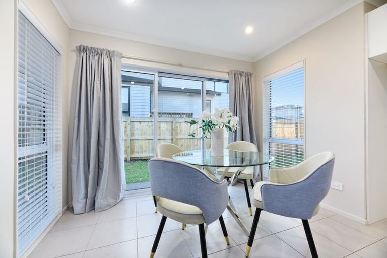 Photo of property in 12 Lockyer Road, Kumeu, 0810
