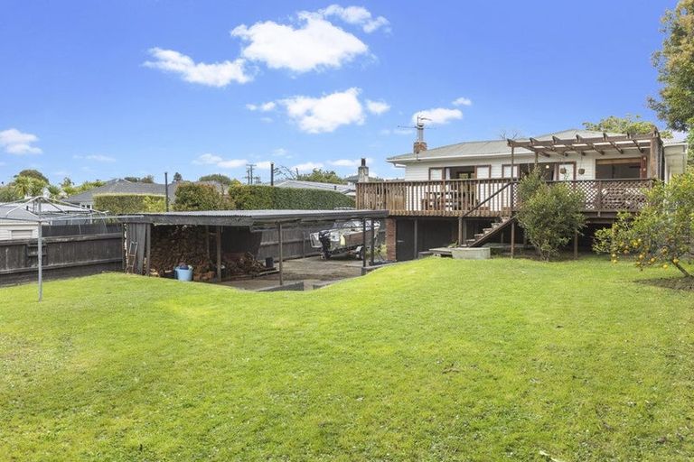 Photo of property in 21 Taipari Road, Te Atatu Peninsula, Auckland, 0610