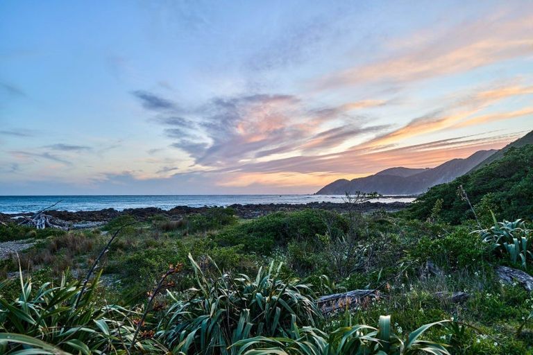 Photo of property in 443 The Esplanade, Island Bay, Wellington, 6023