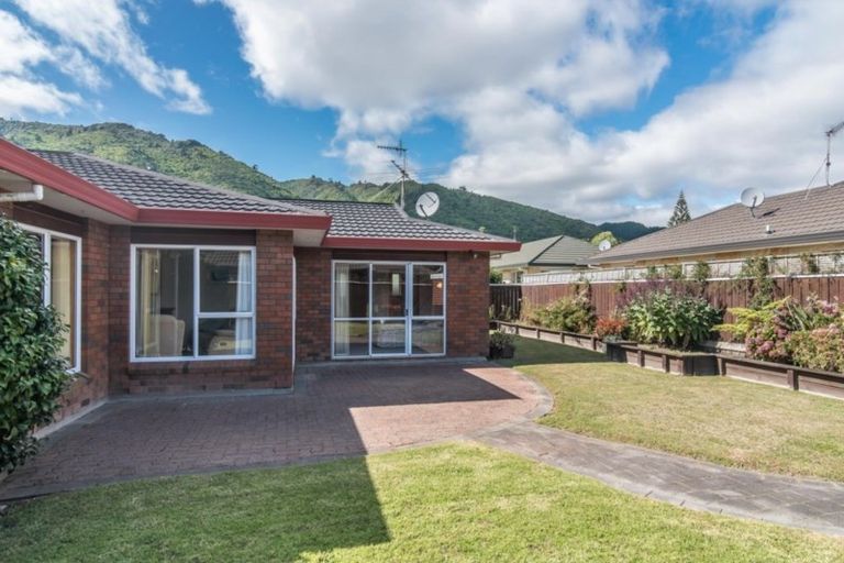 Photo of property in 3 Balmerino Grove, Waikanae, 5036