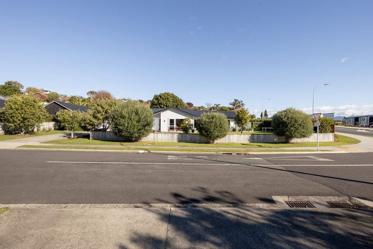 Photo of property in 2 Mckenna Lane, Omokoroa, 3114