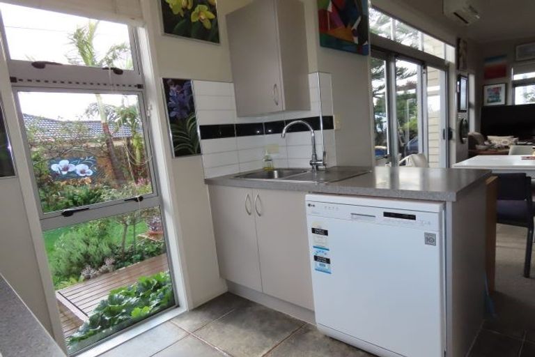 Photo of property in 116 Matipo Road, Te Atatu Peninsula, Auckland, 0610