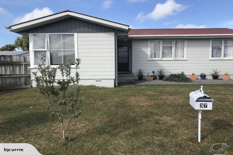 Photo of property in 37 Monowai Place, Westbrook, Palmerston North, 4412