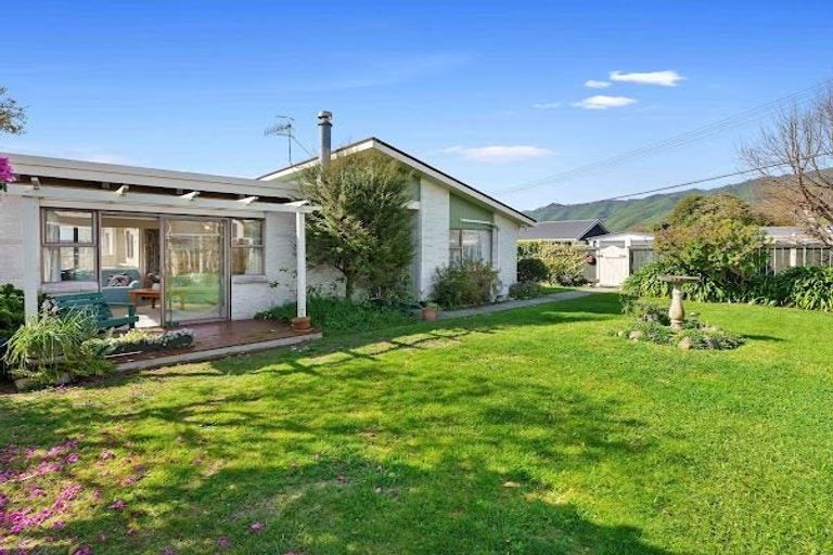 Photo of property in 1 Miro Street, Waikanae, 5036
