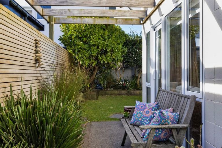 Photo of property in 2/30 Hamblyn Street, Strandon, New Plymouth, 4312