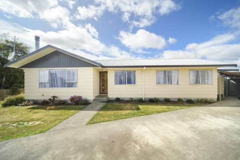 Photo of property in 18 Cumberland Place, Kelvin Grove, Palmerston North, 4414