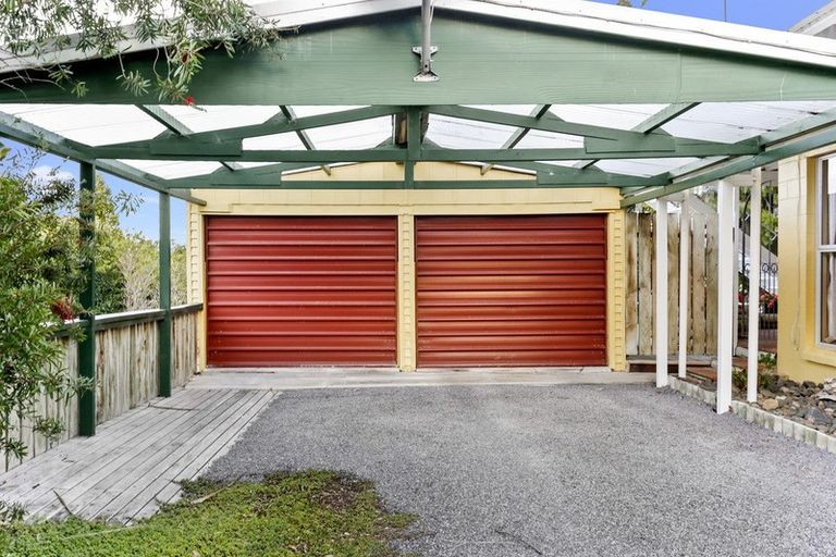 Photo of property in 194 Forest Hill Road, Waiatarua, Auckland, 0612