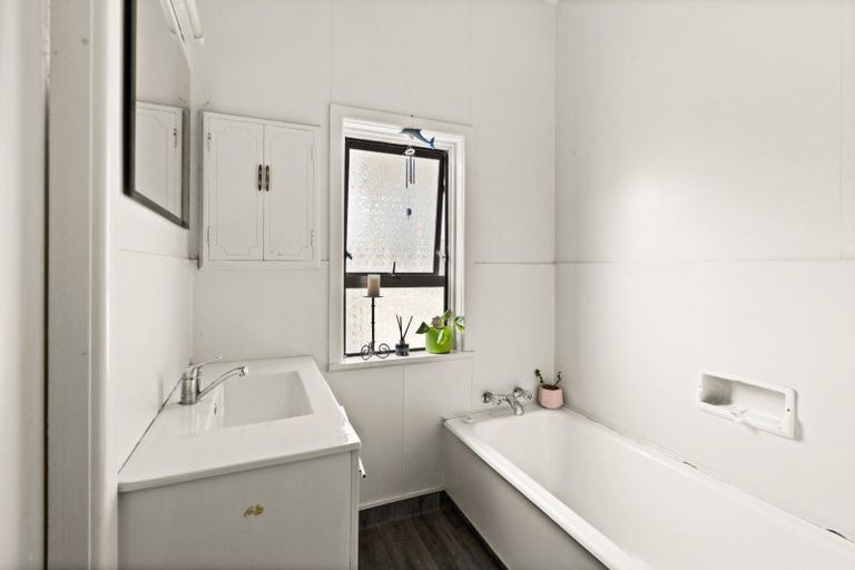 Photo of property in 99 Taradale Road, Onekawa, Napier, 4110