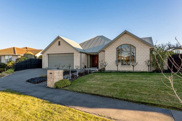 Photo of property in 4 Dinglebay Place, Casebrook, Christchurch, 8051