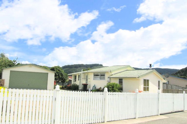 Photo of property in 106 Gemstone Drive, Birchville, Upper Hutt, 5018