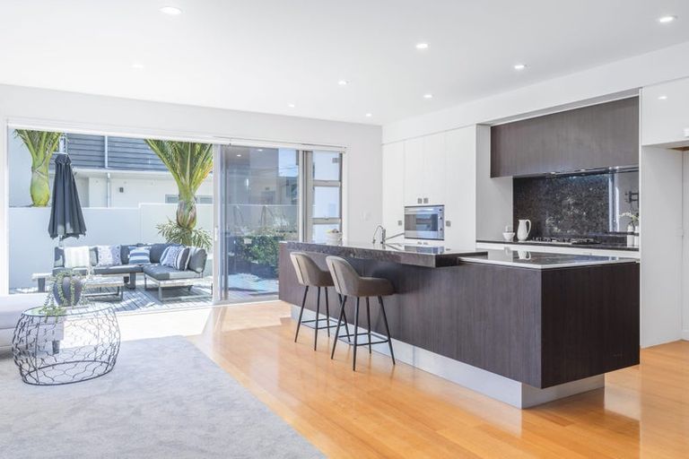 Photo of property in 10a Waterloo Road, Milford, Auckland, 0620