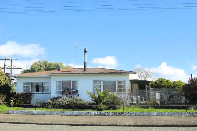 Photo of property in 17 Charles Street, Takapau, 4203