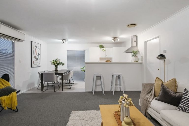 Photo of property in 1/2 Graham Avenue, Te Atatu Peninsula, Auckland, 0610