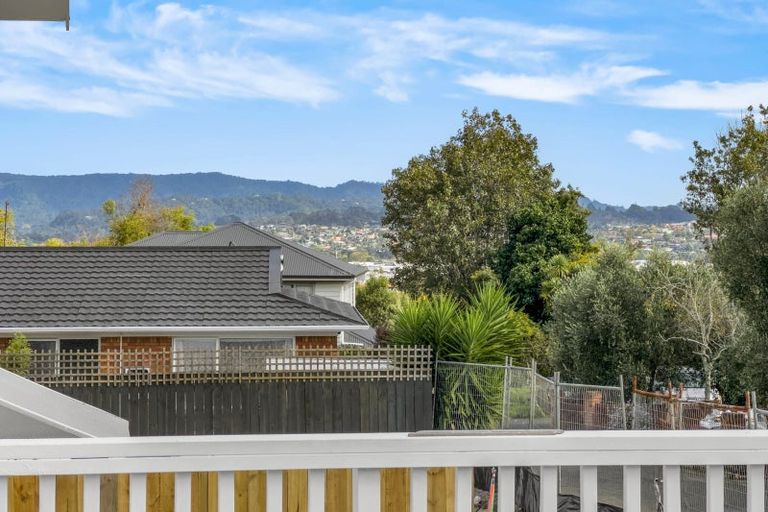 Photo of property in 2/4202a Great North Road, Glendene, Auckland, 0602