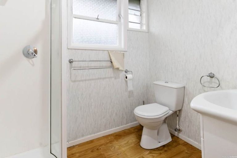 Photo of property in 8 Normanton Street, Glenfield, Auckland, 0629