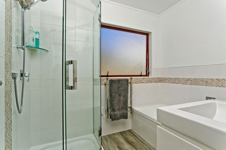 Photo of property in 18 Mallard Place, Unsworth Heights, Auckland, 0632