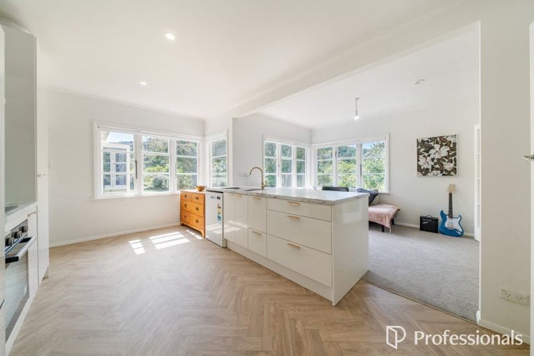 Photo of property in 6 Te Whiti Grove, Korokoro, Lower Hutt, 5012