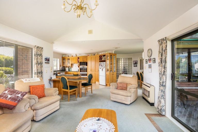 Photo of property in 16 Kinross Drive, Merrilands, New Plymouth, 4312