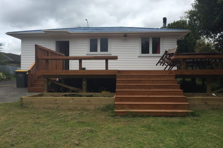 Photo of property in 35 Woodside Road, Massey, Auckland, 0614