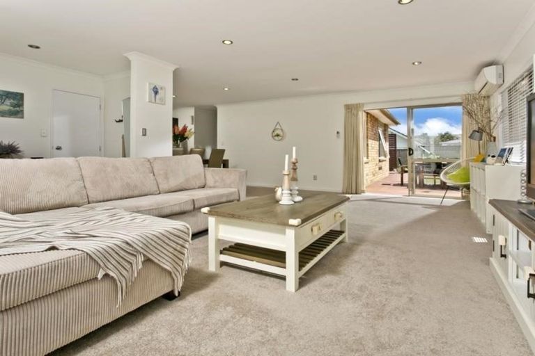 Photo of property in 55 Helleur Road, Massey, Auckland, 0614