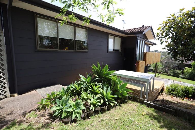 Photo of property in 2 Trias Road, Totara Vale, Auckland, 0629