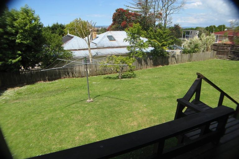 Photo of property in 1/135 Glenfield Road, Hillcrest, Auckland, 0626