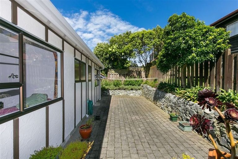 Photo of property in 74 Amapur Drive, Khandallah, Wellington, 6035