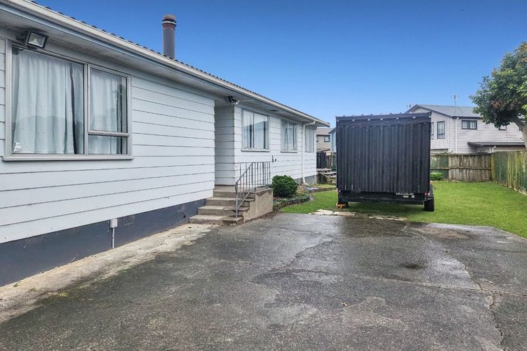 Photo of property in 32 Becker Drive, Weymouth, Auckland, 2103