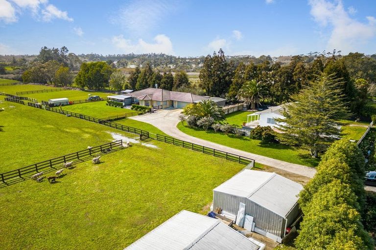Photo of property in 278 Boord Crescent, Kumeu, 0891
