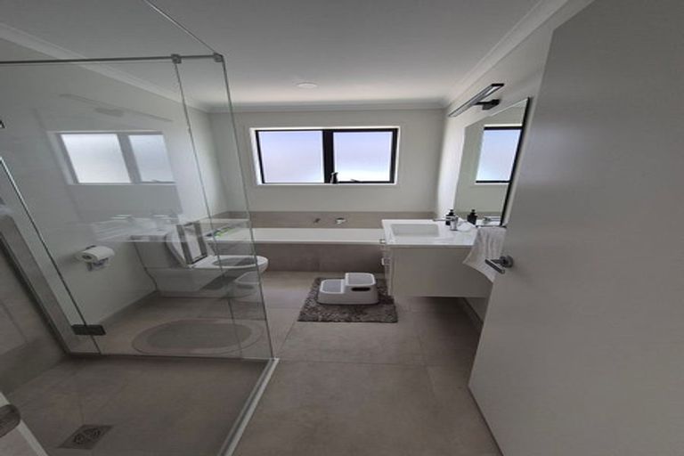 Photo of property in 38 Paparahi Place, Wainui, 0992