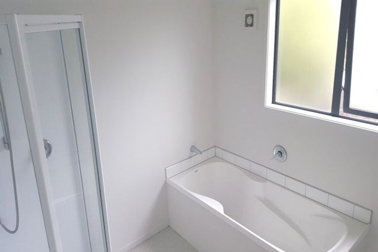 Photo of property in 18 Kiernan Place, Kelston, Auckland, 0602