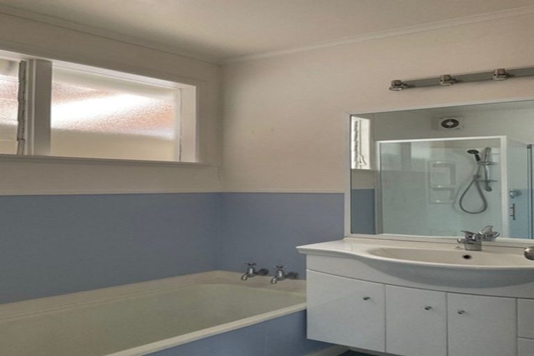 Photo of property in 22a Knightsbridge Drive, Forrest Hill, Auckland, 0620