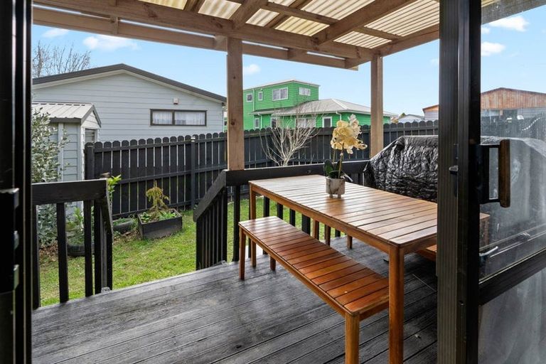 Photo of property in 1/11 Blackgate Place, Weymouth, Auckland, 2103