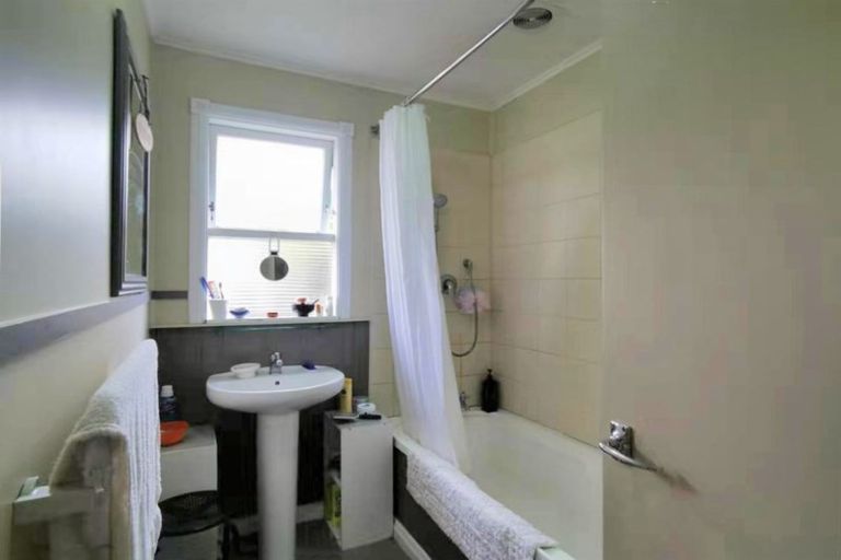 Photo of property in 23 La Trobe Street, Pakuranga Heights, Auckland, 2010