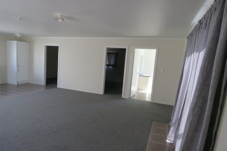 Photo of property in 16 Moncrieff Avenue, Clendon Park, Auckland, 2103