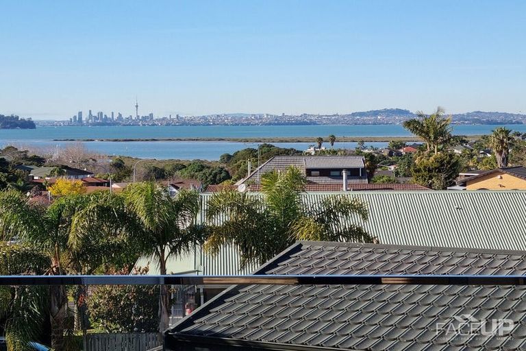 Photo of property in 17a Marina View Drive, West Harbour, Auckland, 0618