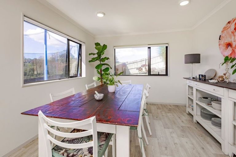 Photo of property in 121 Keri Vista Rise, Papakura, 2110