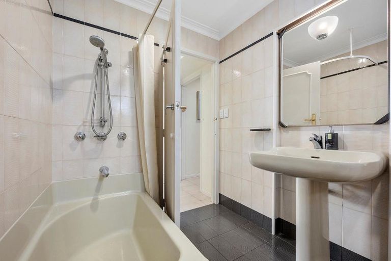 Photo of property in 102a Kitchener Road, Milford, Auckland, 0620