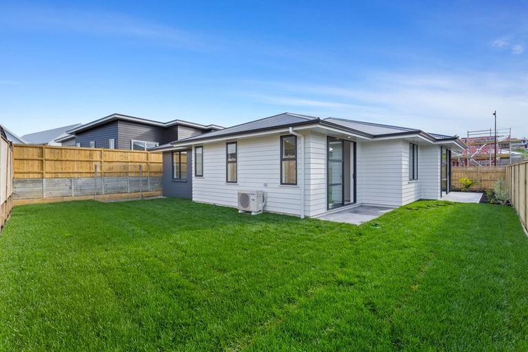 Photo of property in 13 Onekura Street, Red Beach, 0932