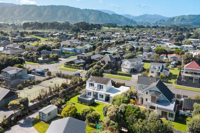 Photo of property in 115 Field Way, Waikanae Beach, Waikanae, 5036