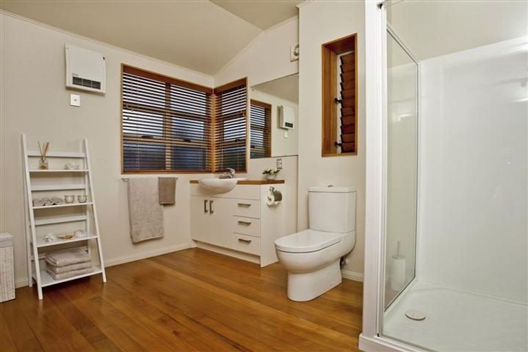 Photo of property in 2/190 East Coast Road, Forrest Hill, Auckland, 0620