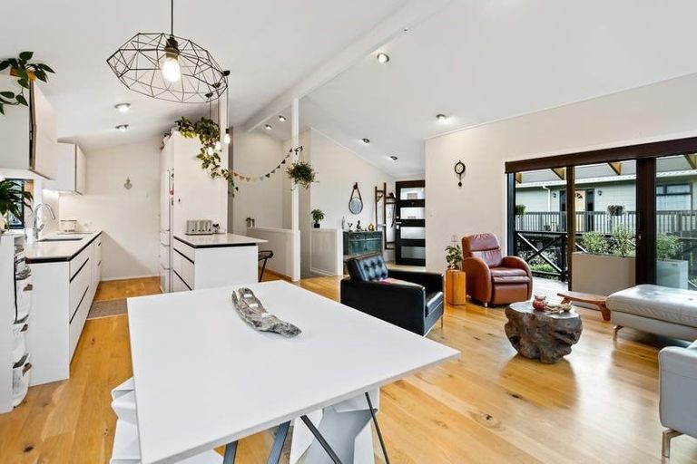 Photo of property in 136 Woodlands Park Road, Titirangi, Auckland, 0604